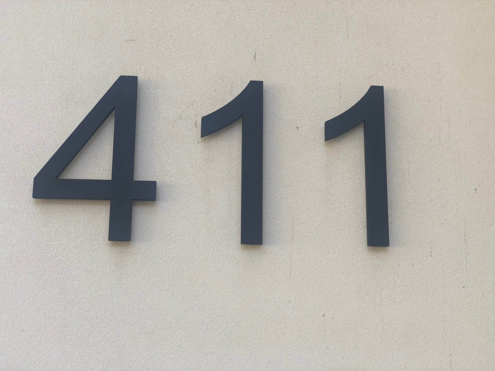 Vivid House Number | Residential House Sign | Number 411 | Black Finish | LED Backlight | Whitewall in front of a house